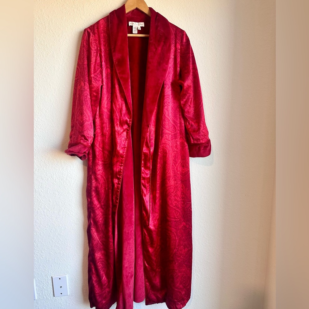 Oscar De La Renta robe or night gown jacquard red silk with velvet inside.